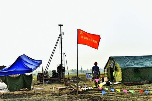 中國地質調查局在安新縣北六村田野中開展地質測量。攝影 劉向陽 中國地質調查局在安新縣北六村田野中開展地質測量。攝影 劉向陽