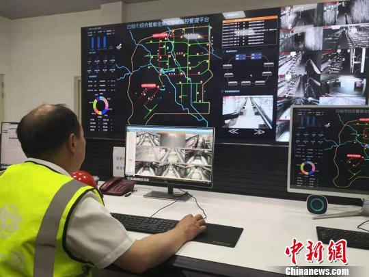 圖為白銀綜合地下管廊總控室工作人員正在進行氧氣、濕度、溫度等監測。　高康迪 攝