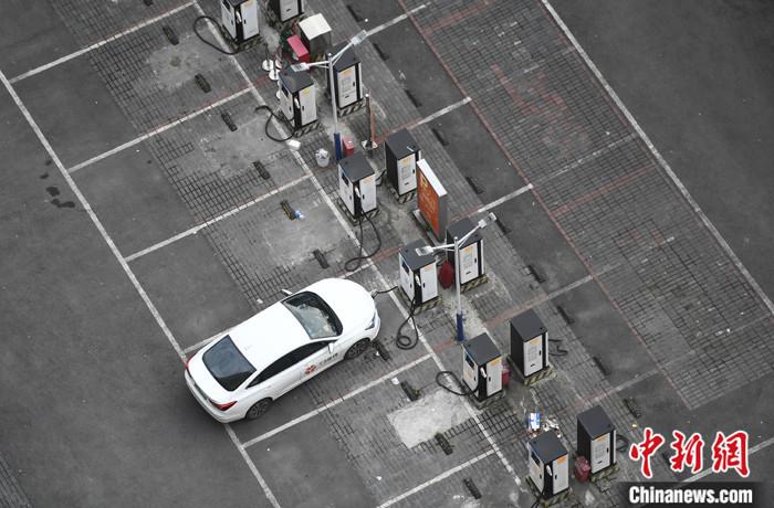 資料圖：重慶大渡口一停車場內，車輛正在充電樁處進行充電。<a target='_blank' href='/'>中新社</a>記者 陳超 攝